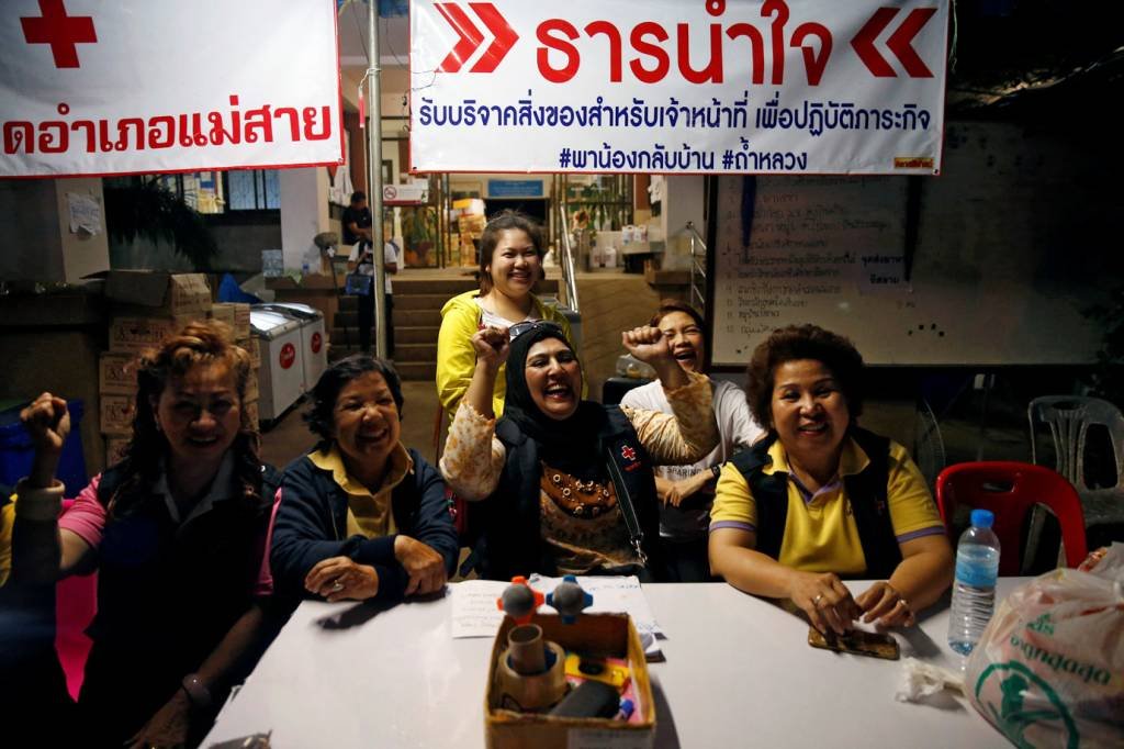 Tailandeses comemoram sucesso de resgate de meninos presos em caverna