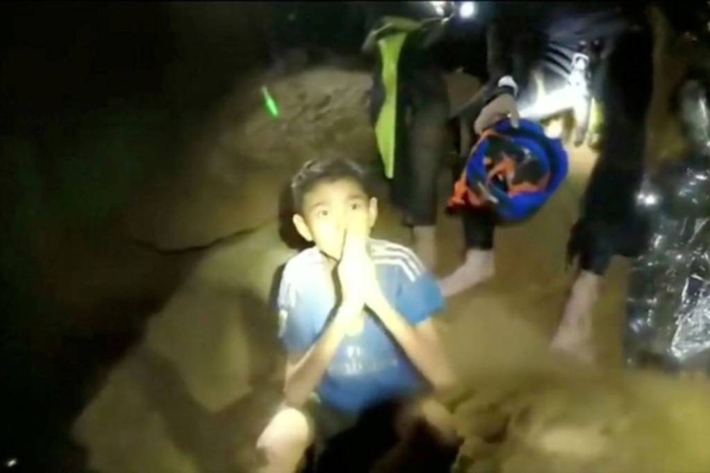 Meninos presos em caverna da Tailândia enviam cartas aos pais