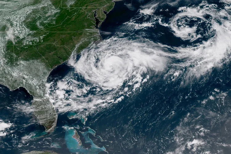 Chris se encontra 320 quilômetros ao sudeste do Cabo Hatteras, na Carolina do Norte, e apresenta ventos máximos sustentados de 110 km/h (NOAA/Goes-East Imagery//Reuters)