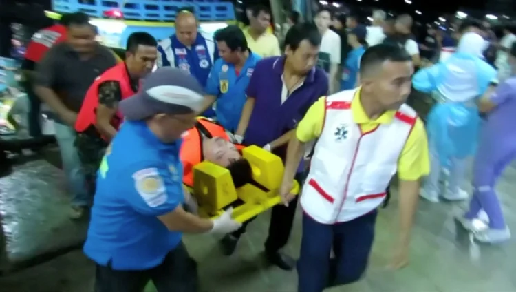 Soccorristas carregam sobrevivente do naufrágio na ilha de Phuket (Reuters TV/Reuters)