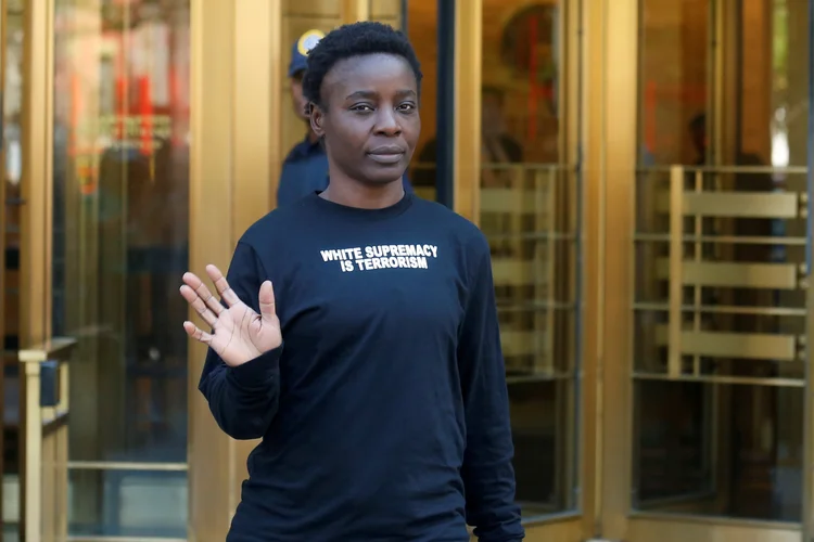 Patricia Okoumou saindo da corte federal um dia após o protesto (Shannon Stapleton/Reuters)