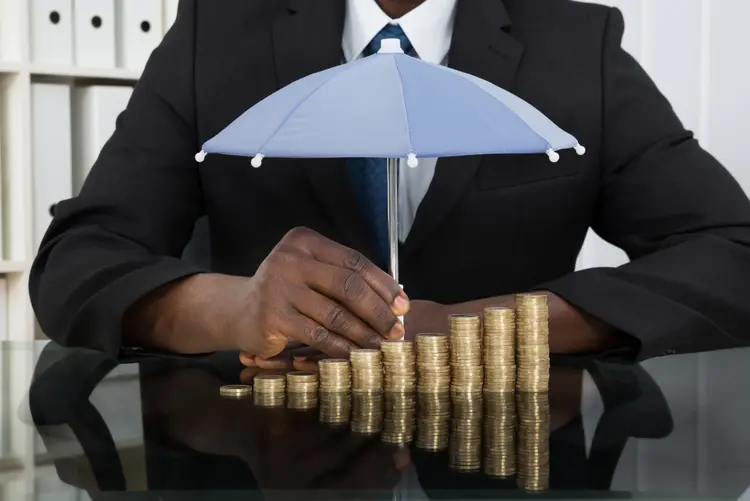 Guarda-chuva e coluna de moedas: os papéis da Vale são os mais recomendados para o mês (AndreyPopov/Thinkstock)