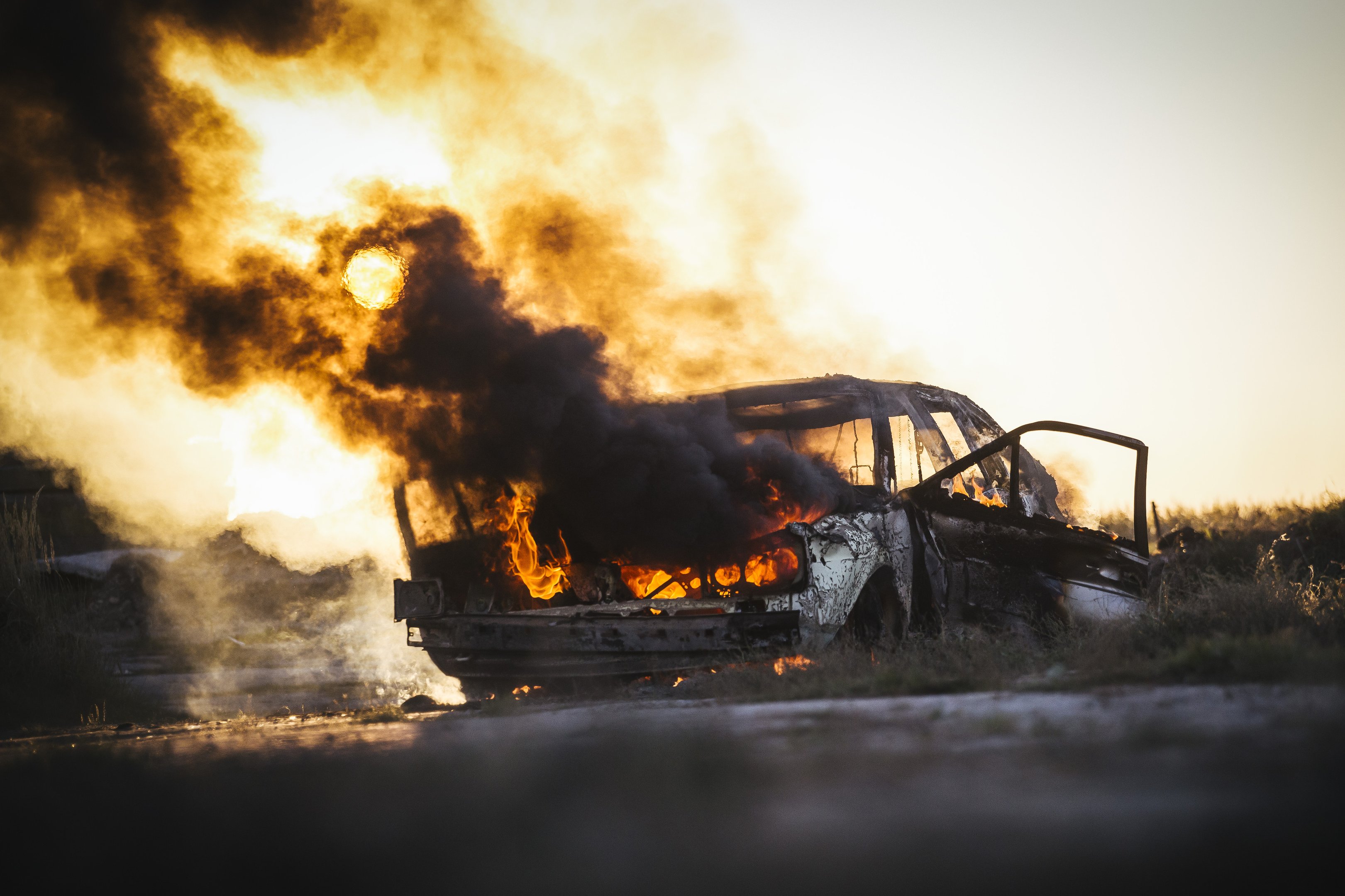 Homem se irrita e incendeia carro estacionado em frente a sua garagem