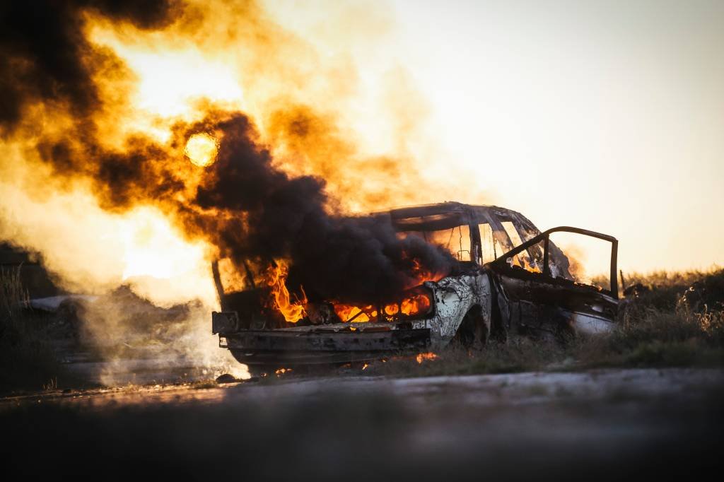 Homem se irrita e incendeia carro estacionado em frente a sua garagem