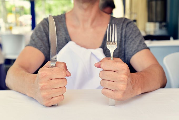 Comer azeitona, soprar a comida, usar o celular: dicas de etiqueta à mesa