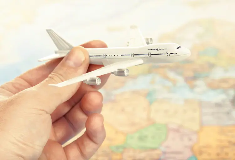 Avião em miniatura sobre mapa: decisão sobre a viagem vai depender do orçamento (Niyazz/Thinkstock)