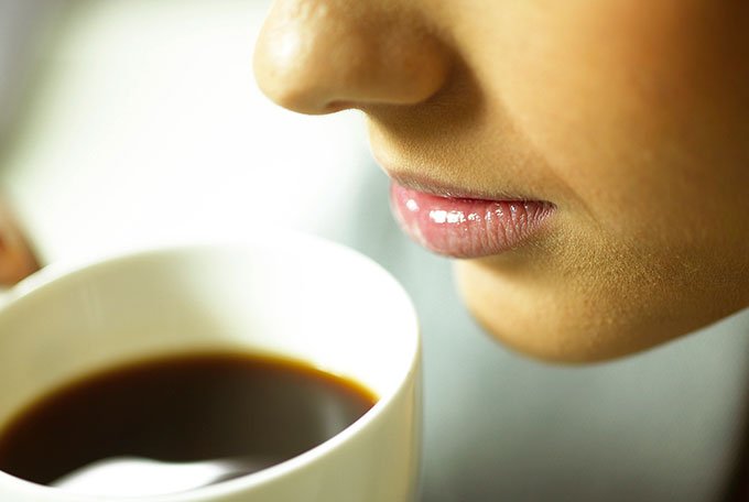 Beber de 6 a 7 xícaras de café por dia reduz risco de morte, diz estudo
