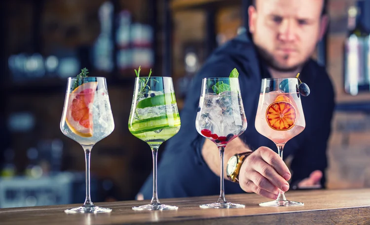 Além de drinks, frequentadores do bar poderão adquirir participações acionárias na Gin &amp; Luck (MarianVejcik/Thinkstock)