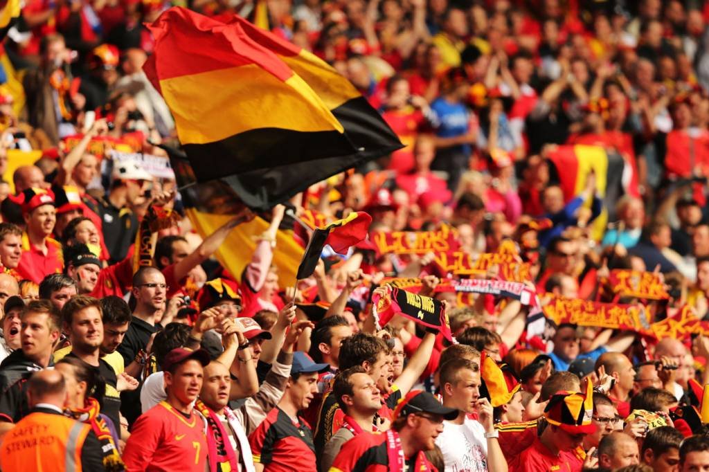 Homem se explode em campo de futebol causando mistério na Bélgica