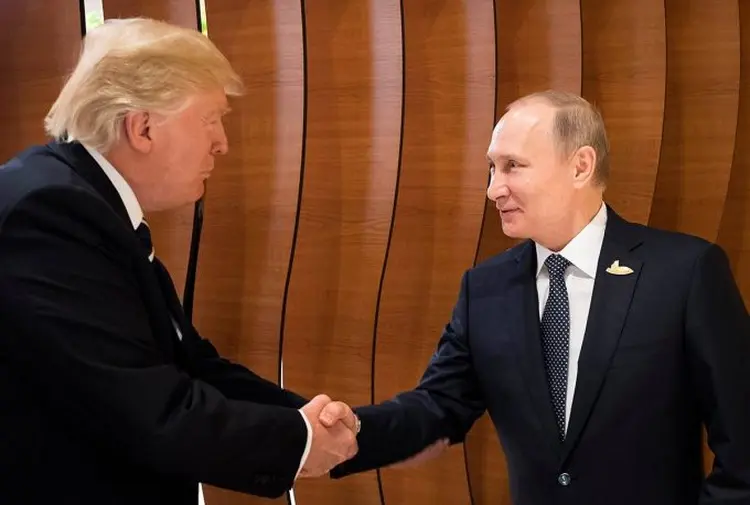 Putin tenta se aliar a Trump em um momento em que os laços dos EUA com a Europa estão desgastados (Steffen Kugler/Reuters)