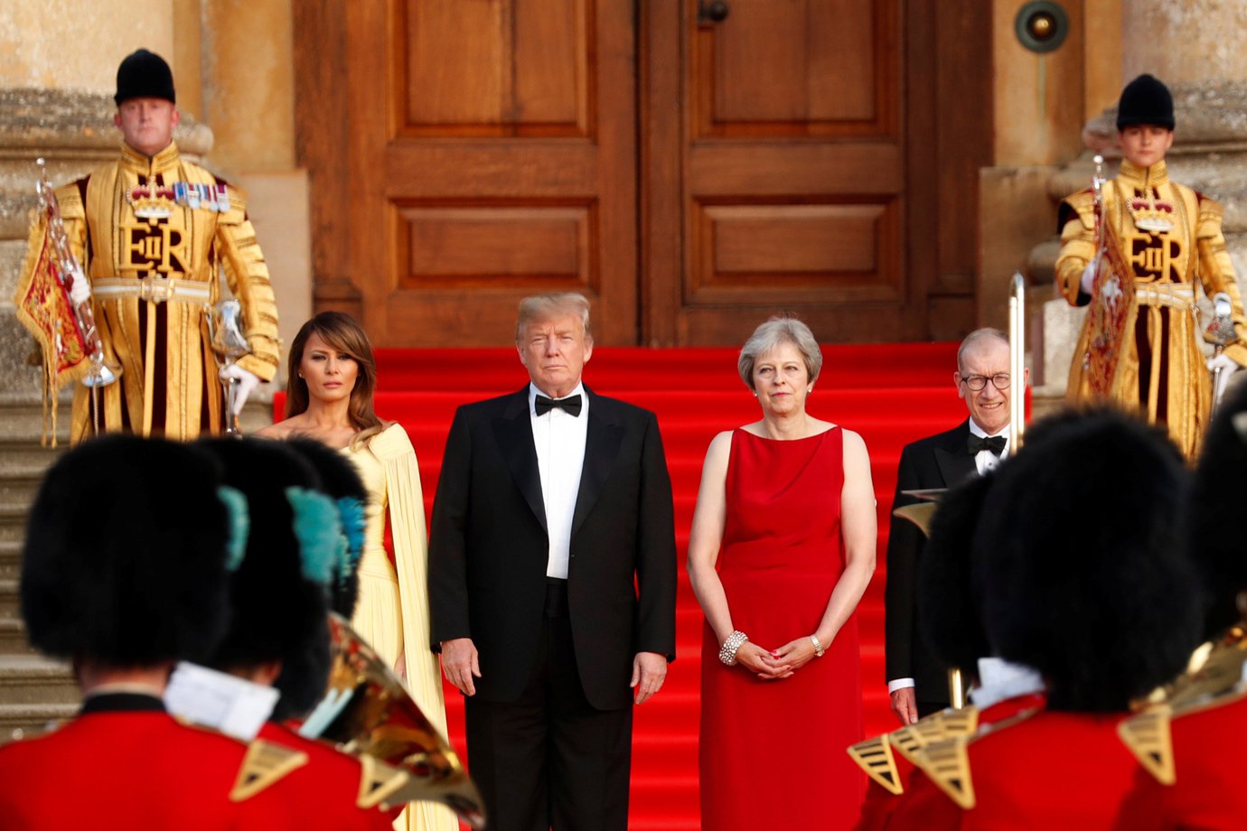 Trump e Melania são recebidos por May com baile de gala no Reino Unido