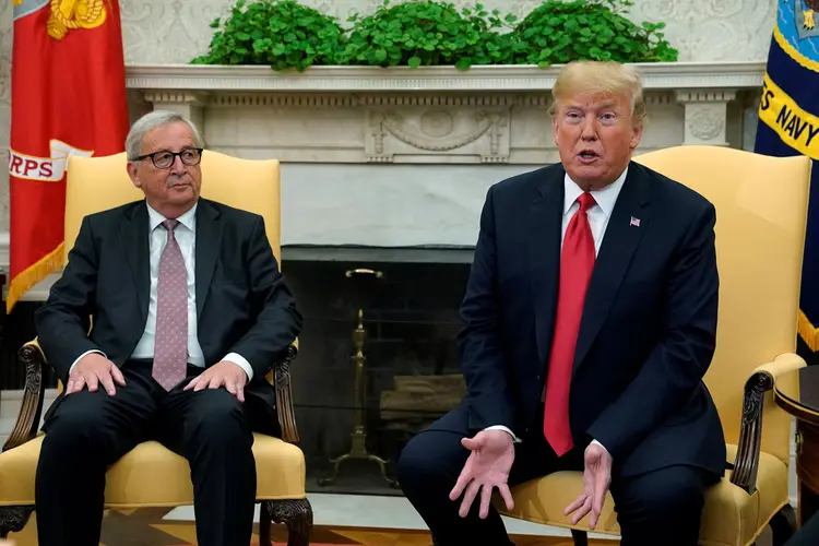 Juncker e Trump: líderes anunciaram na semana passada uma trégua na atual disputa comercial entre os Estados Unidos e a Europa (Kevin Lamarque/Reuters)