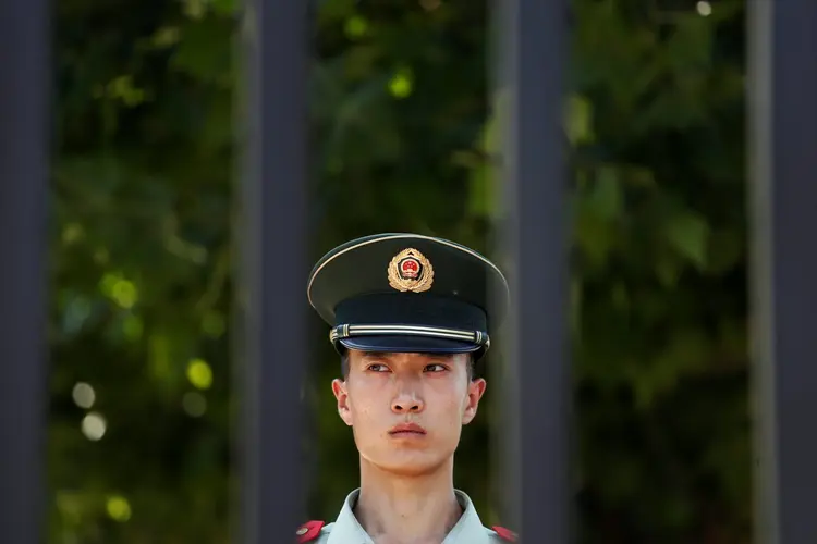 Guarda da embaixada dos Estados Unidos em Pequim: é um "caso individual de segurança pública", disse um porta-voz do Ministério das Relações Exteriores chinês, Geng Shuang (Damir Sagolj/Reuters)