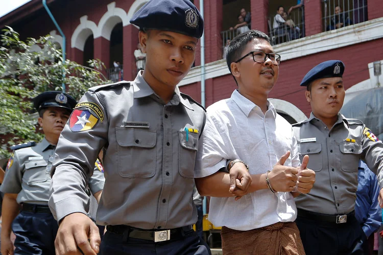 Wa Lone insistiu em dizer que não violou a lei de imprensa de Mianmar (Ann Wang/Reuters)