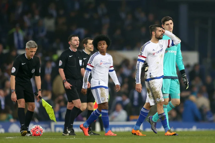 O meia-atacante Willian e o goleiro belga Thibaut Courtois são colegas no Chelsea (Chris Brunskill/Reuters)