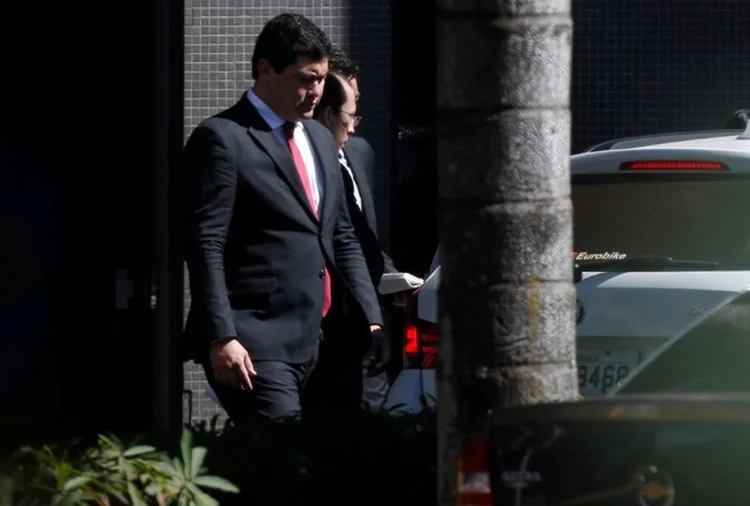 Helton Yomura: o ministro do Trabalho afastado deixa sede da Polícia Federal, em Brasília; ele optou por permanecer em silêncio no depoimento  (Adriano Machado/Reuters)