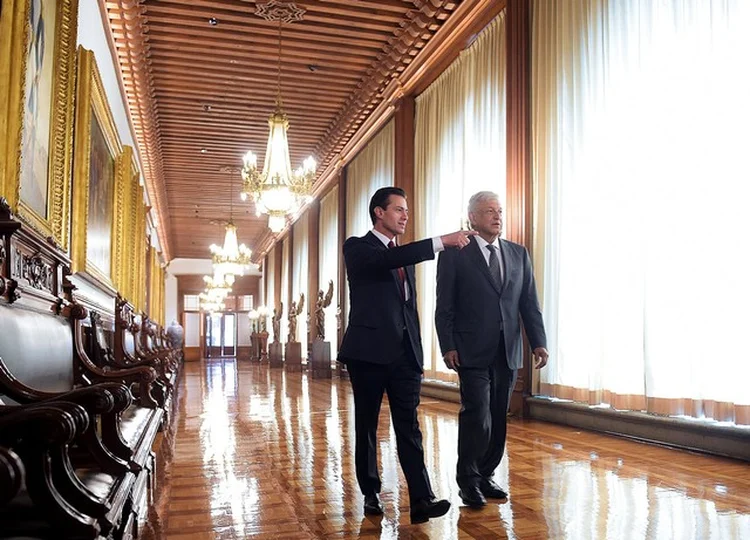 PEÑA NIETO E OBRADOR NO PALÁCIO PRESIDENCIAL: novo presidente quer aproveitar os cinco meses até a posse para percorrer o país, e não para mirar em política externa  / 