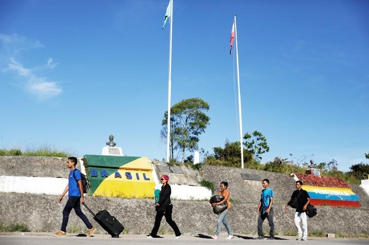 Imigrantes venezuelanos voltam a cruzar a fronteira em Roraima após tensão