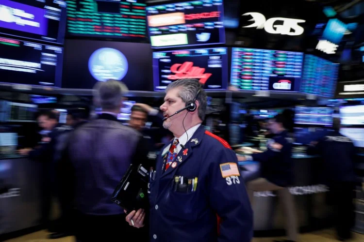 Operadores na New York Stock Exchange, (NYSE), em Nova York (Brendan McDermid/Reuters)