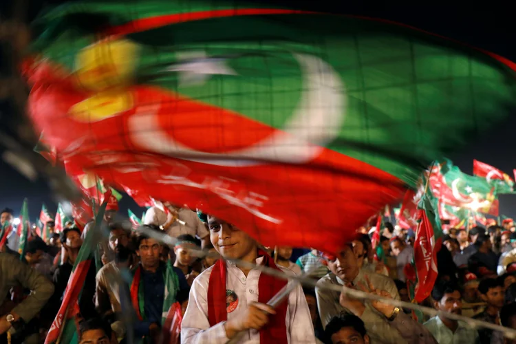 Nas eleições do final de julho, o partido o Pakistan Tehreek-i-Insaf (PTI) venceu as eleições com o ex-jogador de críquete Imran Khan (Akhtar Soomro/Reuters)