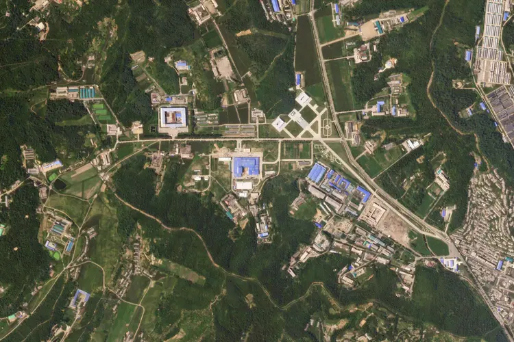 Imagens recentes feitas por satélite mostram que a Coreia do Norte segue avançando com o desmantelamento da base de lançamento de Sohae (Planet Labs Inc/Handout/Reuters)