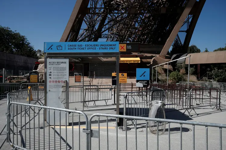 Torre Eiffel ficou fechada nesta quinta-feira pelo segundo dia consecutivo como consequência de um conflito trabalhista (Benoit Tessier/Reuters)