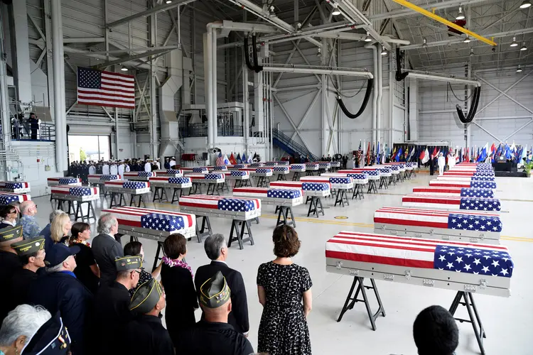 EUA: indício que deixou os americanos otimistas é que em alguns dos caixões tinham informações sobre onde os restos mortais foram recuperados (Hugh Gentry/Reuters)