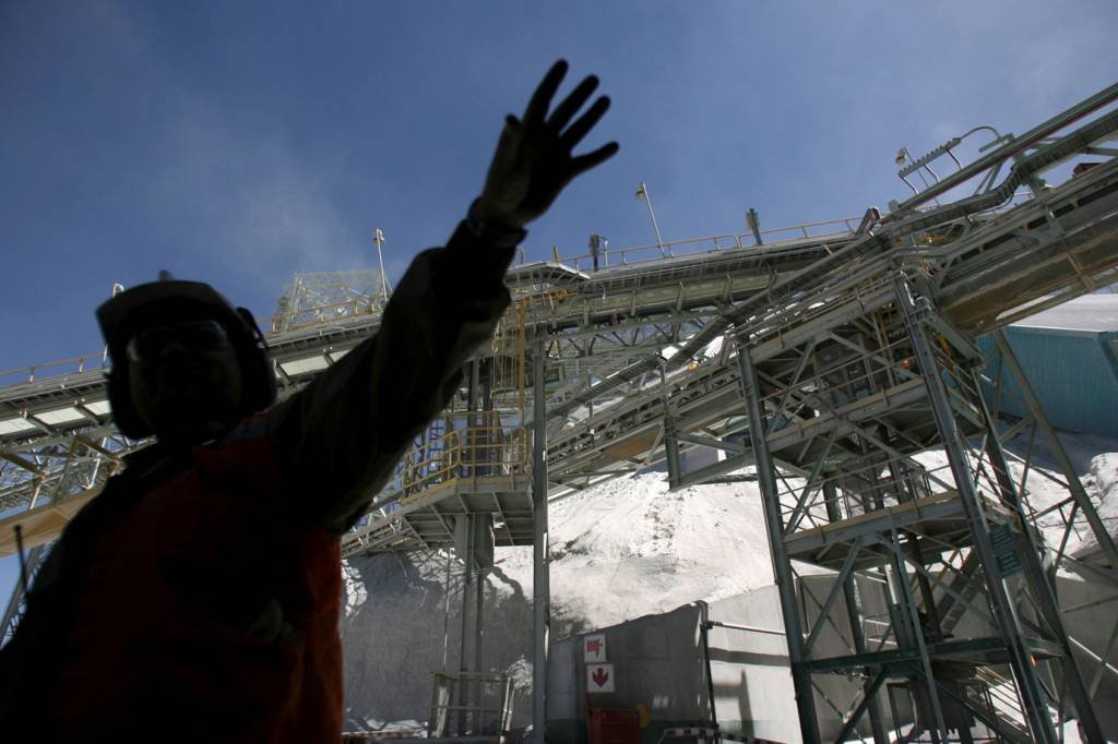 Trabalhadores de maior mina de cobre do mundo aprovam greve no Chile