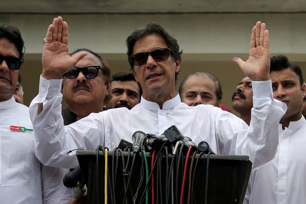 Estrela do críquete, Imran Khan é eleito primeiro-ministro do Paquistão