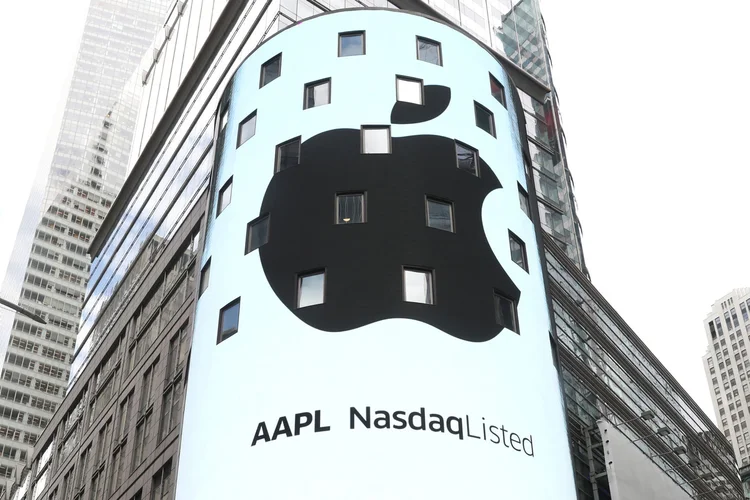 Logo da Aplle é projetado na fachada da Nasdaq, após empresa atingir marca de 1 trilhão de dólares (Mike Segar/Reuters)