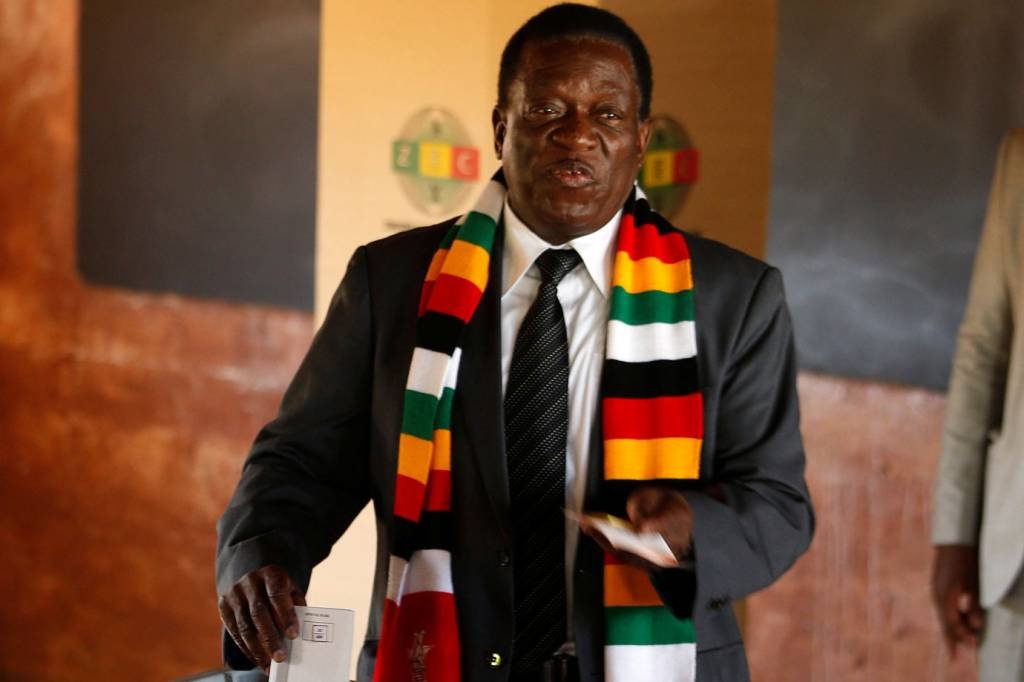 Presidente do Zimbábue vence eleição e oposição rejeita resultado