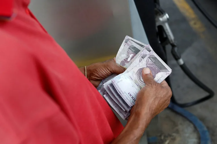 Venezuela: nota mais alta, de 500 bolívares, será equivalente a 50 milhões de bolívares atuais (15 dólares no mercado negro) (Marco Bello/Reuters)