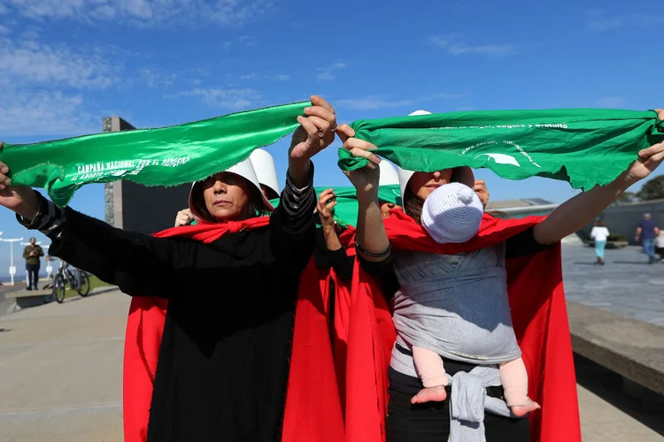 Protestos: identificadas com lenços verdes, ativistas a favor da legalização do aborto se mobilizam em massa há meses (Marcos Brindicci/Reuters)