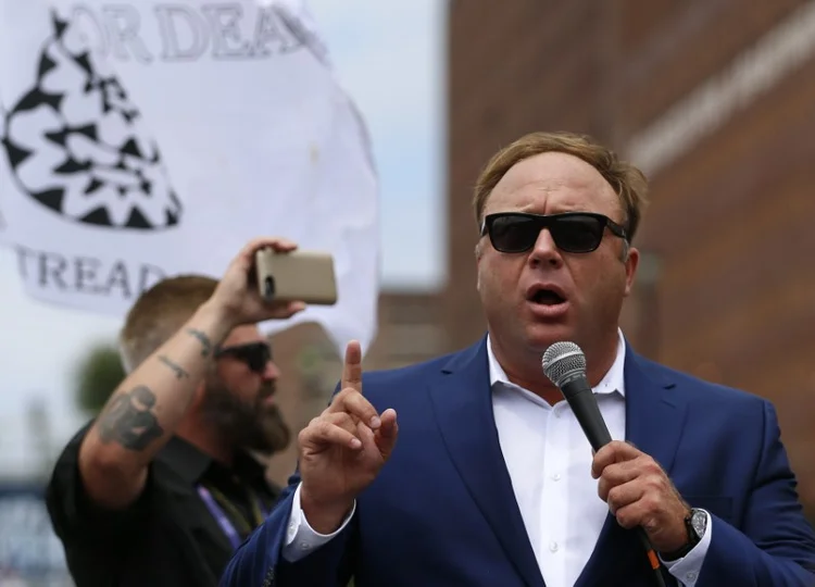 Alex Jones: radialista é condenado a pagar US$ 1 bilhão por espalhar mentiras sobre tiroteio em escola Sandy Hook (Lucas Jackson/Reuters)