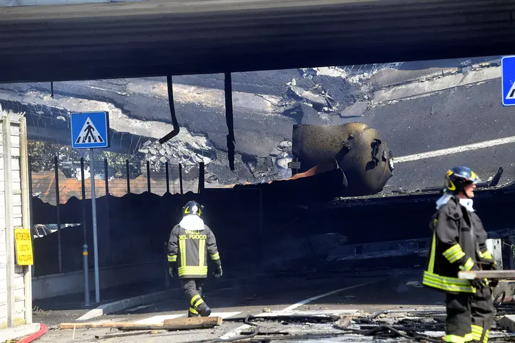 Itália: pelo menos uma pessoa morreu e mais de 60 ficaram feridas após a explosão de um caminhão-tanque com material inflamável (Stringer/Reuters)