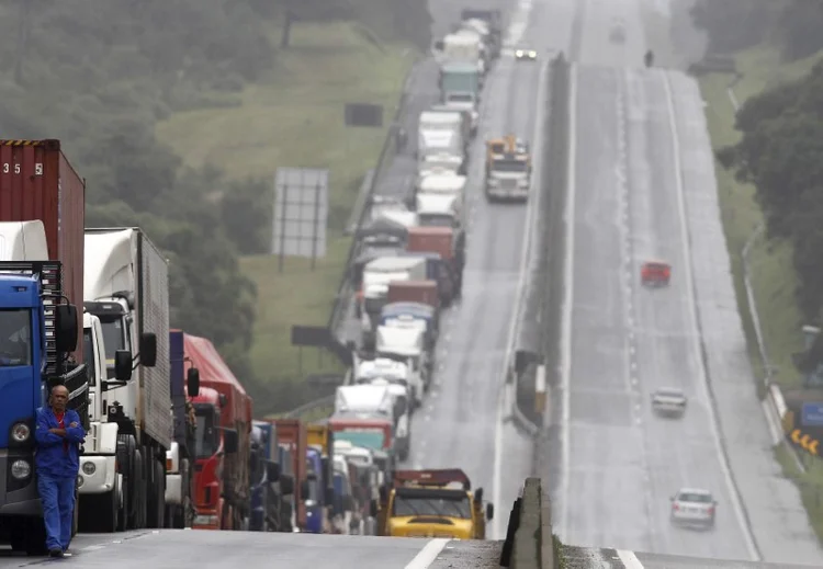 Caminhões parados (foto de arquivo): principais reivindicações são definições claras para o tabelamento do frete e fiscalização deste cumprimento (Rodolfo Buhrer/Reuters)