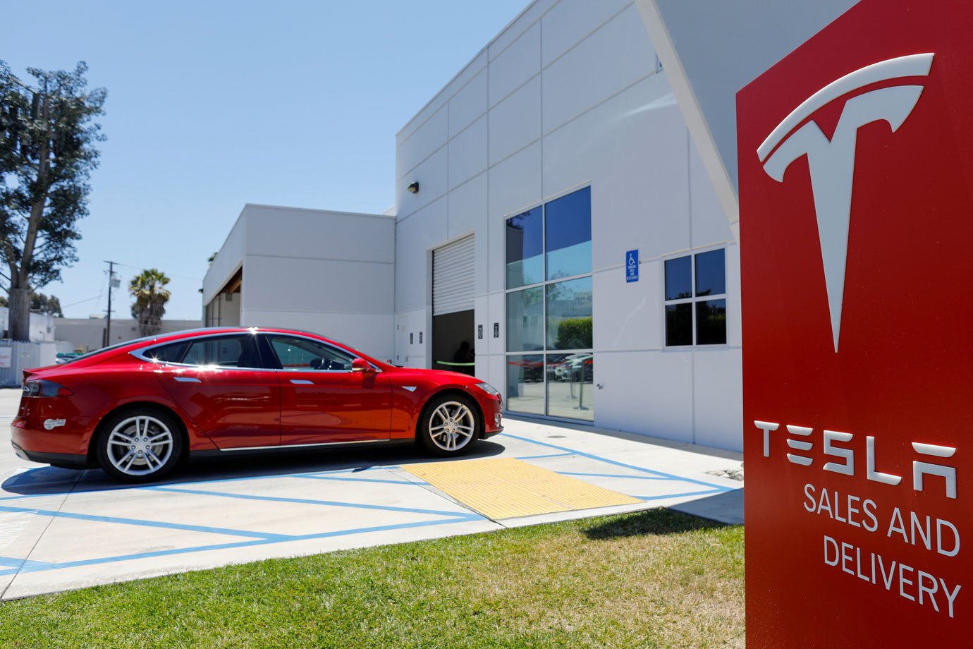 Tesla confirma intenção de fechar capital e ação dispara 10,99%