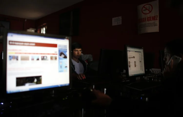 Internet: reguladores dizem que perdem porque disponibilizações ilegais de obras em grandes plataformas online retiram receita de editores, canais de televisão e artistas (Umit Bektas/Reuters)