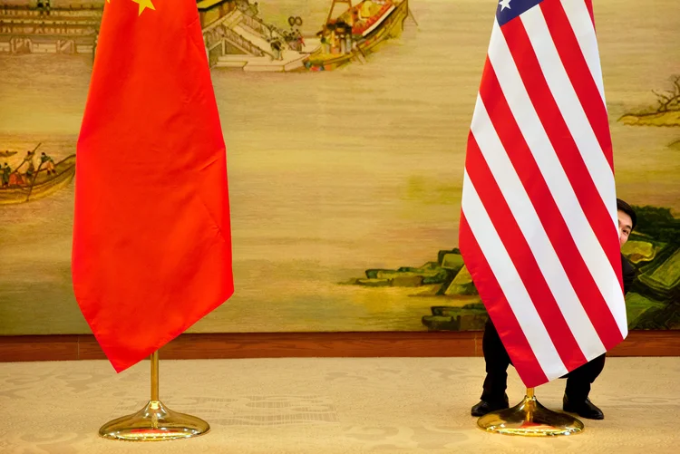 Bandeiras dos EUA e da China no Ministério de Relações Exteriores chinês, em Pequim  (Jacquelyn Martin/Reuters)