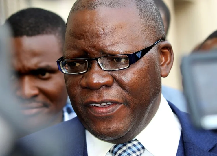 Tendai Biti foi detido tentado cruzar a fronteira para pedir asilo no país vizinho (Philimon Bulawayo/Reuters)