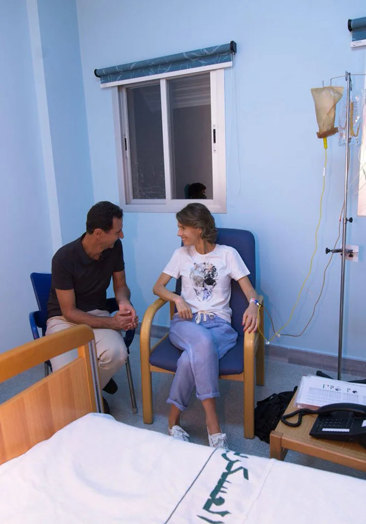 Asma nasceu no Reino Unido e foi viver a Damasco no final de 2000 para se casar com Bashar, com quem tem três filhos (Sana/Reuters)