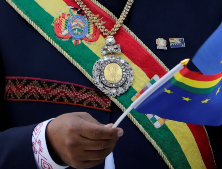 A medalha e a faixa são símbolos presidenciais desde a época da República na Bolívia (David Mercado/Reuters)