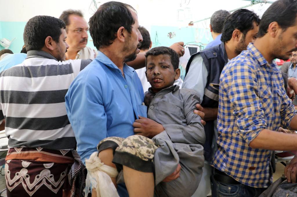 Bombardeio da coalizão no Iêmen mata dezenas crianças em ônibus