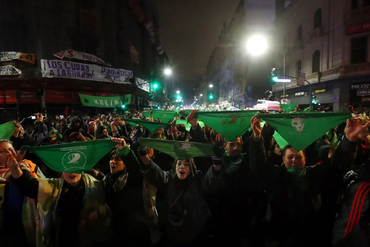 Argentina: após mais de 17 horas acompanhando o debate sobre o aborto, muitas resistiam nos arredores do Congresso do país (Marcos Brindicci/Reuters)