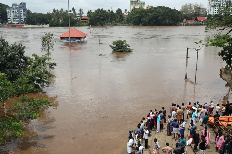 O departamento estatal de meteorologia prevê que as chuvas continuarão na sexta e voltarão na segunda (Sivaram V/Reuters)