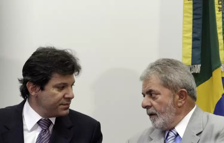 Segundo Zeina, Lula ganhou a eleição com apoio popular, porém se afastou da agenda petista (Ricardo Moraes/Reuters)