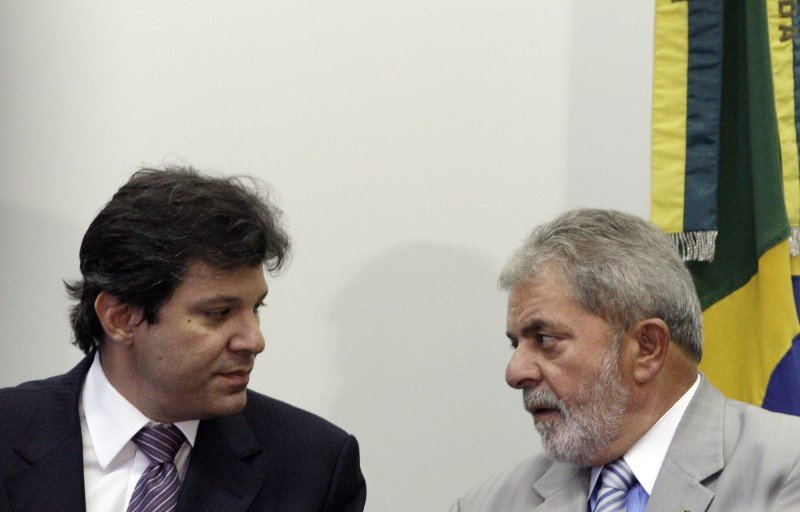 Luiz Inácio Lula da Silva e Fernando Haddad participam de cerimônia quando eram presidente e ministro da Educação, em 2010 (Ricardo Moraes/Reuters)