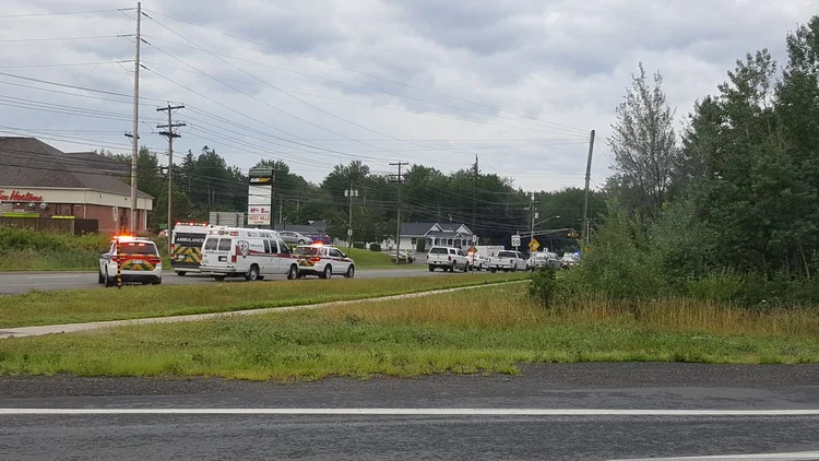 A polícia de Fredericton pediu que os residentes evitassem a Brookside Drive (Kev Bourque/Reuters)