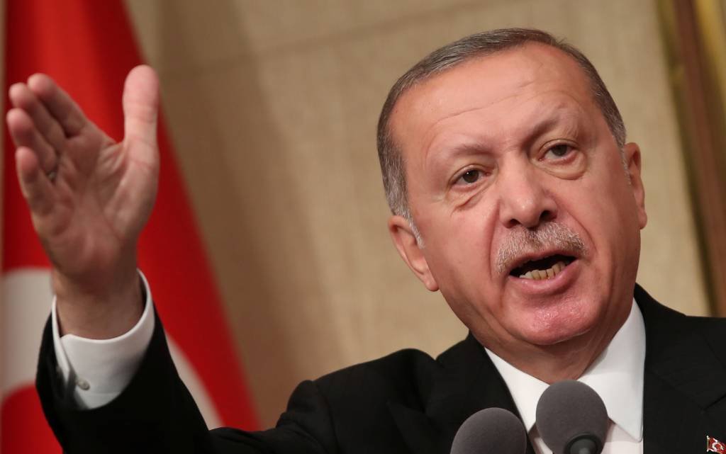 Erdogan diz aos turcos para comprarem lira enquanto EUA anuncia tarifas