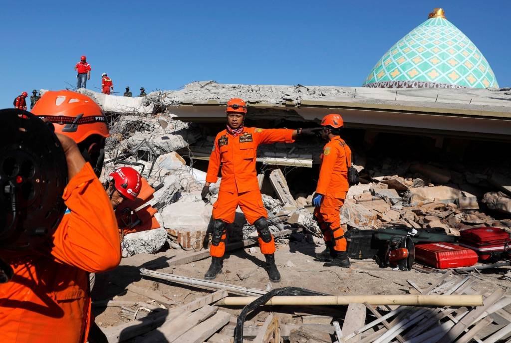 Sobe para 321 o número de mortos por terremoto na Indonésia